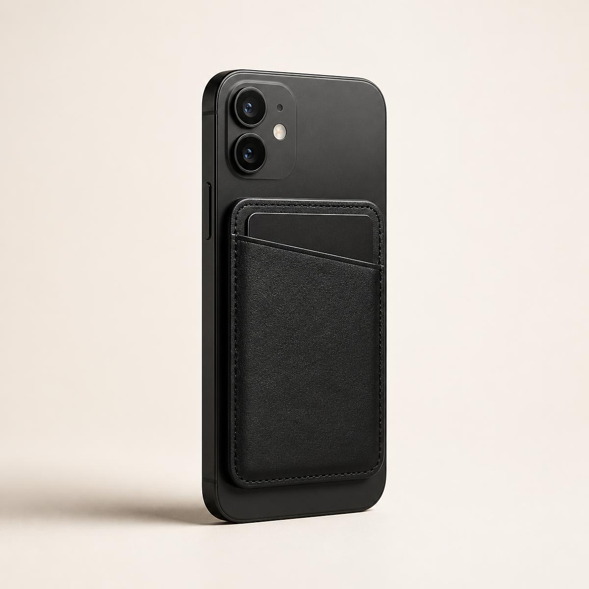 Cartera magnética de piel negra adherida a la parte trasera de un smartphone oscuro.